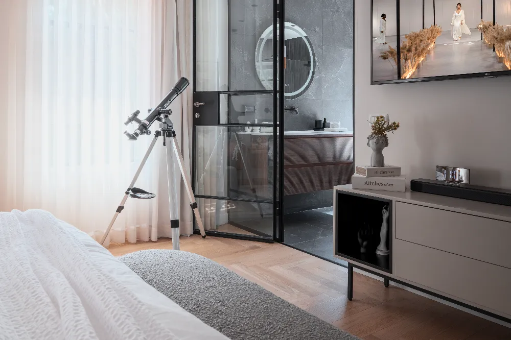 פתרון נגישות ופרטיות בשיפוץ דו-שלבי בבית פרטי